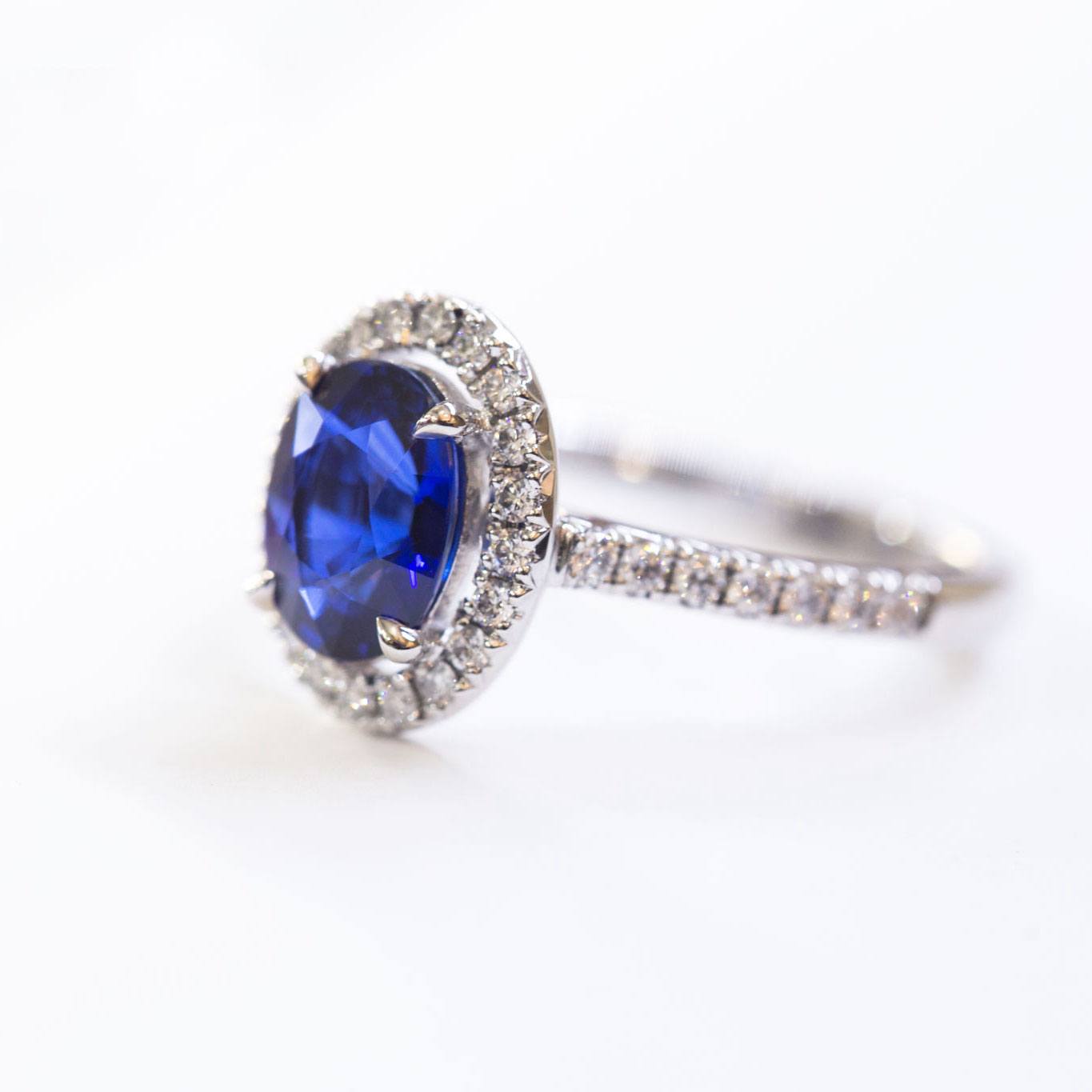 Blue sapphire and diamond halo ring - Image 2