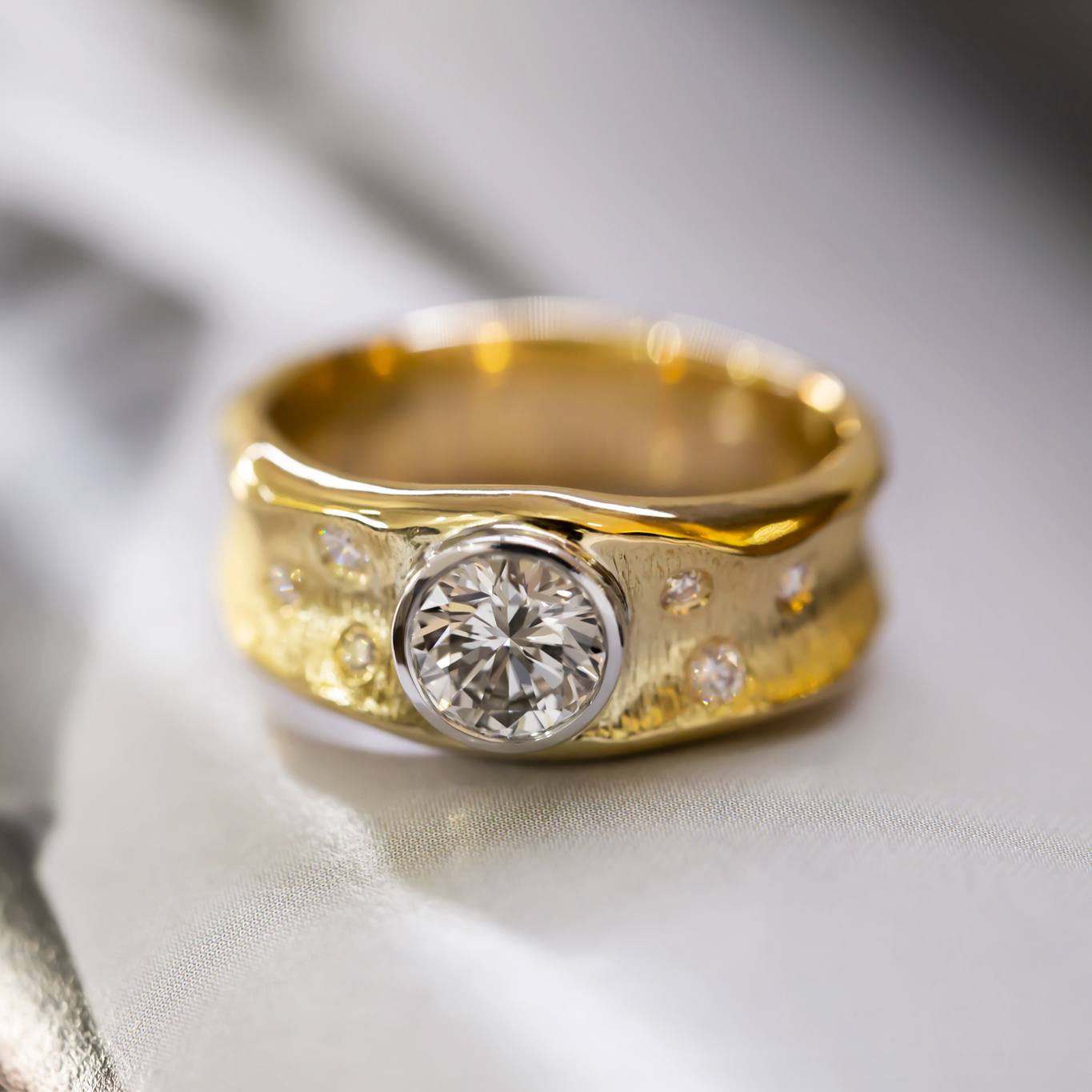 Round brilliant diamond ring in organic design